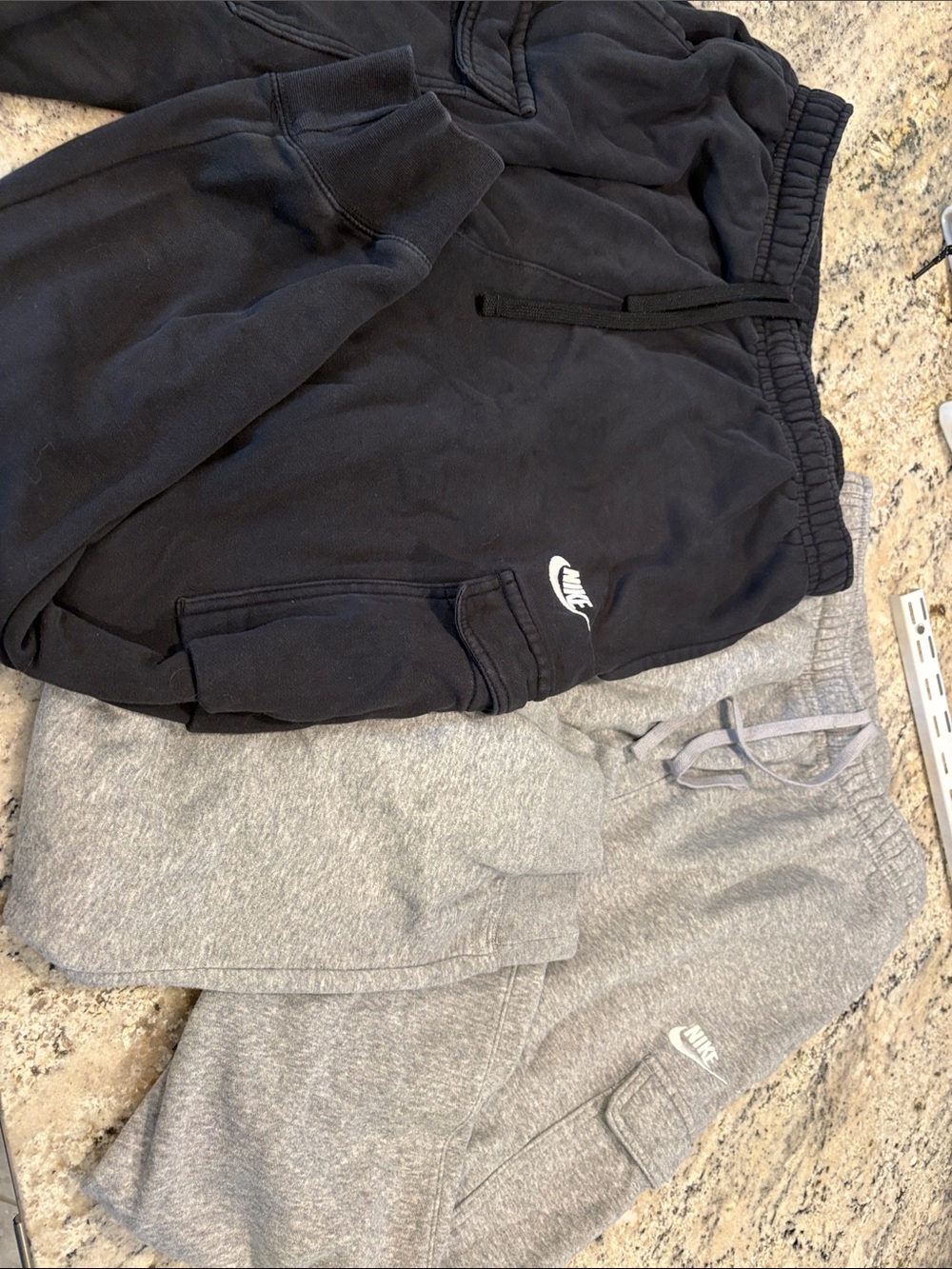 Nike mens Black & Gray Sweatpants Joggers Set